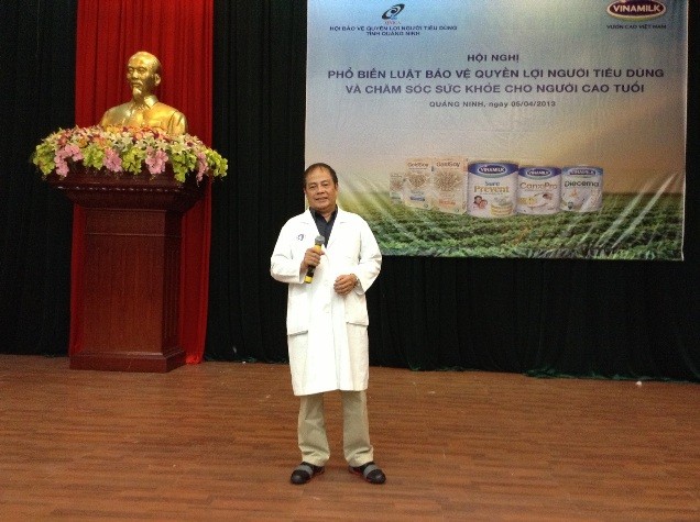 Tiến sĩ - Bác sĩ Nguyễn Hữu Toản tư vấn cho người cao tuổi miền Bắc các vấn đề về việc bảo vệ và chăm sóc sức khoẻ của người cao tuổi.